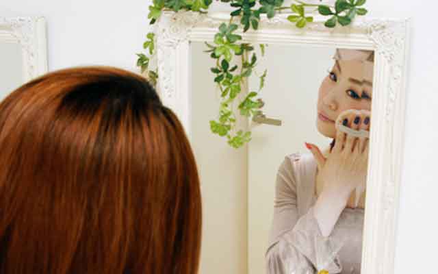 お化粧直しの様子